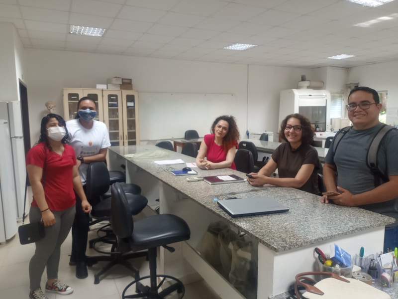 Os servidores técnico Hugo Silva e Tarcísio Maia foram guias da visita que teve como objetivo conhecer as instalações da universidade e do Instituto de Ciências e Tecnologias das Águas.